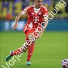 "Jamal Musiala", "Vorjahresabbildung", "Oktober". Ein Fußballspieler in rotem Trikot auf dem Spielfeld.