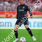 "Vorjahresabbildung", "Angelo Stiller", Kalender unten mit Oktober-Tagen. Ein Spieler in schwarzem Trikot mit Ball im Stadion.