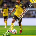 Vorjahresabbildung. OKTOBER 2026. Karim Adeyemi, #27/Sturm. Fußballspieler im gelb-schwarzen Trikot, dribbelt den Ball.