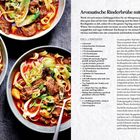 "Aromatische Rinderbrühe mit Nudeln" oben, Zutaten und Zubereitung rechts. Drei Schalen bunter Nudelgerichte links.