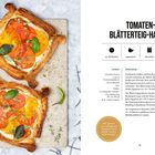 "Tomaten-Blätterteig-Happen, ca. 25 Minuten, vegetarisch, Backofen, ca. 8 Stück. Zutaten: Knoblauch, Basilikum..."  
Texturen: goldbrauner Blätterteig, bunte Tomatenscheiben, grüne Basilikumblätter.
