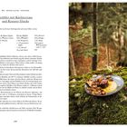 "Rehfilet mit Kürbispüree und Krauser Glucke" Zutatenliste, Rezept und Anleitung. Ein Teller mit Essen auf Moos im Wald.