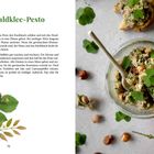 "Nuss-Waldklee-Pesto" Rezeptanleitung links, Zutatenliste für 10 Portionen. Rechts oben Pesto im Glas mit Löffel.