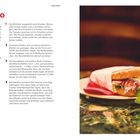 "PANINO ROMAGNOLO" groß in Rot. Links Rezept mit Zutaten wie Ciabatta, Mozzarella, Rucola. Rechts: Sandwich auf Teller.