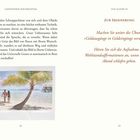 Text links: Anleitung für mentale Visualisierung.  
Text rechts: Zur Erinnerung, Übungen für Wohlstand.  
Illustration: Zwei Menschen am Strand, Palme, Meer.