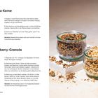 Texte beschreiben "Süße Masala-Kerne" und "Kokos-Cranberry-Granola". Links Rezepte, rechts Topping in Gläsern.