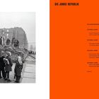 Titel "Die junge Republik", Kapitel von den 1950er bis 1980er Jahren. Schwarz-Weiß-Foto: Mädchen schauen Trümmer abtragenden Arbeitern zu.