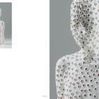 Text: Smendri. Eine Figur mit weißer Oberfläche, bedeckt mit symmetrischen, runden Vertiefungen. Links kleiner; rechts Nahaufnahme.