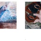 Links: Unklare, blau-graue Formen mit Köpfen; Rechts: Abstraktes Gesicht, Hand, dunkle und helle Farben. Malerei.