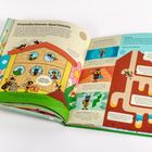 "Einsiedlerbienen-Apartments" und "Nestbauer". Illustration mit Bienen in einem Haus und einem unterirdischen Bau.