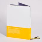 "100 bewegte Jahre: Die Geschichte von Lufthansa" steht auf einem Buchrücken. Es hat einen gelben Umschlag.