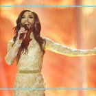 Der Text beschreibt den Triumph von Conchita Wurst und ihre Rolle bei der Eurovision Song Contest. Eine Person singt leidenschaftlich.