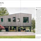 "TON IN TON: Holzhaus in Brandenburg. Martin Schmitt Architektur. Bild: Zweigeschossiges, modernes Holzhaus, große Fenster."