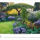 10, Kalender mit Naturfotografie. Ein üppiger Garten mit Blumen, Sträuchern, einer Bank und einem markanten, großen Baum.