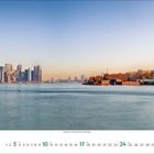 Kalenderblatt "10 2021". Skyline von New York links; Freiheitsstatue auf Liberty Island rechts, davor Wasser.