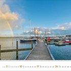 Kalenderblatt Oktober 2023. Ein Pier mit Booten, ruhiges Wasser, Himmel mit Wolken und Regenbogen.