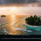 Tage aufgezählt: 1 bis 31, Monat: Oktober 2024. Sonnenuntergang über tropischen Inseln im Meer mit Palmen.