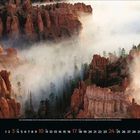 Oktober 2022. Kalenderseite mit roten Felsformationen im Nebel, Bäume im Tal und leuchtenden Farben im Sonnenlicht.