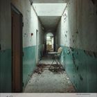 Kalenderseite für Oktober 2023. Ein verfallener, langer Flur mit abblätternden Wänden. Ein Fenster im Hintergrund.