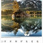 Kalenderblatt für Oktober 2021 mit Wochentagen und Daten. Oberhalb eine Berglandschaft mit einem Baum auf einem Felsen im See.