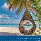 Zitat von Oswald Spengler: "Tiefes Glück ist Gegenwart ohne Denken." Ein Strand mit Hängesessel unter Palmen.