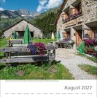 Alp Sardona in den Glarner Alpen. Blühender Garten, Holzhäuser. Kalender für August 2027. Berglandschaft im Hintergrund.