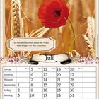 „Im Kornfeld leuchtet schon der Mohn, bald kriegen wir den Erntelohn.“ Kalenderseite für Juli mit rotem Mohn und Getreide.