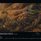 "IROHAZAKA ROUTE 15,8 KM" steht oben. Eine kurvige Straße durch herbstlichen Wald, darunter Kalendertage im Oktober.