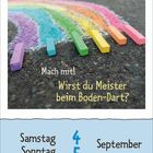 "Mach mit! Wirst du Meister beim Boden-Dart? Samstag 4 Sonntag 5 September." Bunte Kreide auf Asphalt.