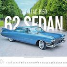 Text: "Cadillac 1959, 62 Sedan". Ein blauer Oldtimer, geparkt auf einer Allee mit Bäumen, herbstliche Blätter.