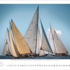 Kalenderseite Oktober 2021. Sechs elegante Segelboote mit großen, weißen Segeln gleiten über blaues Wasser bei klarem Himmel.