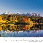 Kalenderblatt für Oktober mit orange-roter Herbstlandschaft, Bergen im Hintergrund und einem See, der die Szene spiegelt.