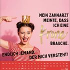 "Mein Zahnarzt meinte, dass ich eine Krone brauche. Endlich jemand, der mich versteht!" Frau mit goldener Papierkrone.