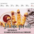 Kalender für Oktober 2027, KW 43. 
Text: "Ich habe gekocht... Erstaunlich, es haben tatsächlich alle überlebt."
Würstchen im Blätterteig.