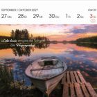 Kalendertext: "LEBE heute, vergiss die Sorgen der Vergangenheit." - Epikur. Boot am ruhigen See, Sonnenuntergang.