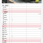 "Erfolg. Die Samen der Vergangenheit sind die Früchte der Zukunft." Kalenderblatt: Oktober 2027. Blumenarrangement.