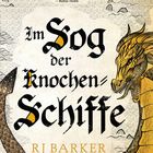 Text: „Im Sog der Knochenschiffe“ und „RJ Barker“. Illustration eines Drachen in einer stilisierten Seelandschaft.