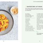 "GEMÜSECURRY MIT KOKOS" steht oben. Rezept und Zutatenliste für ein Curry. Links Schale mit gelbem Currygericht. Rechts Text.
