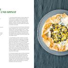 FILO-TARTE MIT LAUCH UND SPINAT: Rezept mit Zutatenliste und Zubereitung. Rechts ein Teller mit einer gebackenen Tarte.