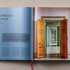 Text: "Palazzo Reale, Venice". Eine geöffnete Holztür zeigt Räume in Pastelltönen und mit kunstvollen Verzierungen.