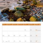 Kalender für Oktober 2027. Oben ein Foto von Felsen an einer Küste bei Sonnenuntergang. Feiertage: 03 Tag der Deutschen Einheit.