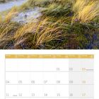 Kalender für Oktober 2027, z. B. Tag der Deutschen Einheit am 3. Bild zeigt Leuchtturm in Dünenlandschaft bei Sonnenuntergang.