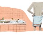 Ein nackter Mann mit Handtuch steht vor einer Badewanne, die mit Schaum und Spielzeugentchen gefüllt ist. Illustration.