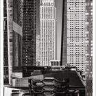 Empire State Building mit The Vessel im neuen Hudson Yards Quartier. Kalenderansicht für Oktober mit Wochentagen und Daten.