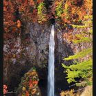 Oktoberkalender mit Herbstlandschaft, Wasserfall und bunten Bäumen. Majestätische Berge im Hintergrund.
