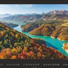 Kalenderseite mit Zahlen von 1 bis 31. Eine Landschaft mit einem türkisblauen Fluss und herbstlich gefärbten Hügeln.