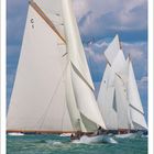 Kalenderseite für Oktober 2027, Woche beginnt Montag. Segelboote auf blauem Wasser, bewölkter Himmel.