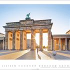 "Oktober, Brandenburger Tor, Berlin-Mitte. Kalender mit Sonnenschein durchs Tor. Eindrucksvolle Architektur mit Säulen."