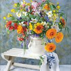 10 | 2027, Blühender Blumenstrauß in einer weißen Vase auf einer Bank, umgeben von farbenfrohen Blüten und grünen Blättern.