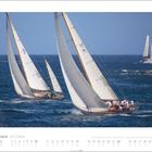 „Oktober“ steht groß oben in zwei Sprachen, darunter ein Monatskalender. Zwei Segelboote bei Wind auf dem Meer.
